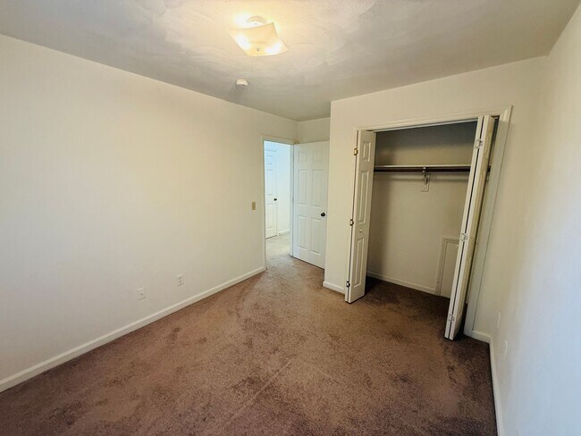 Building Photo - 882 Patrick Henry Dr