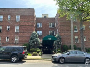 Building Photo - 50 S Middle Neck Rd