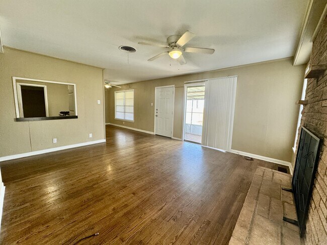 Building Photo - 419 E Rogers Dr