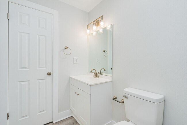 Building Photo - Fully Remodeled 2-Bedroom Home in Prime Or...