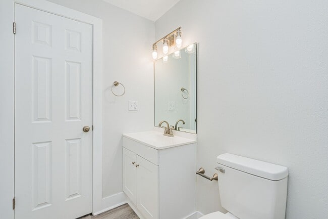Building Photo - Fully Remodeled 2 Bedroom Home in Prime Ormond Location