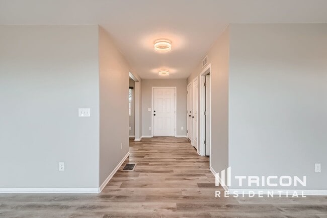 Building Photo - 12440 Village Cir