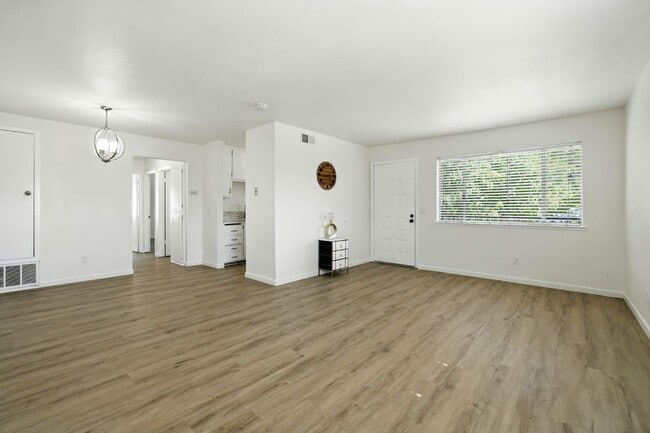 Building Photo - Gorgeous 2 Bed Condo in Foothill Farms