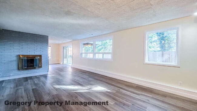 Building Photo - Spacious 5-Bedroom Kirkland Home – Daylight Basement, RV Parking, Quiet Private Drive & Top Schools!