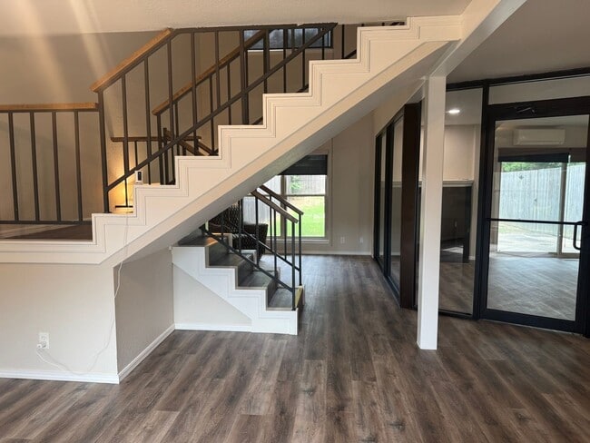 Building Photo - Discover the charm of this uniquely design...