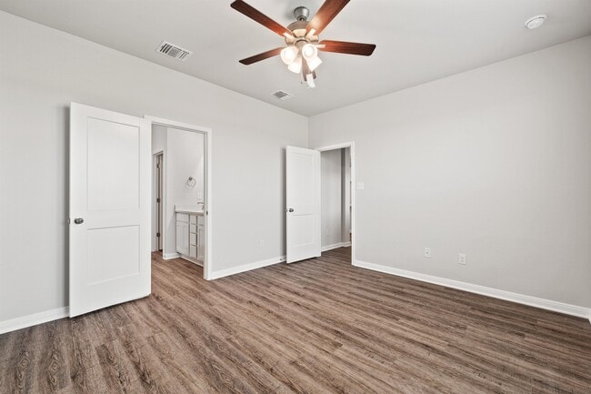 Building Photo - 604 La Parra Bend