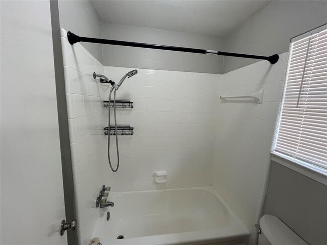 Building Photo - 2402 Fawnwood Ln