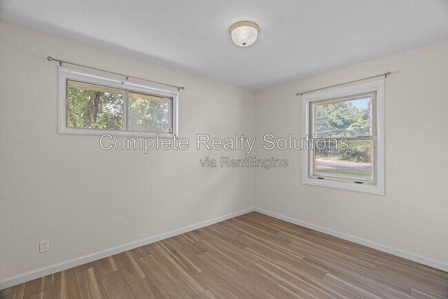 Building Photo - 5661 Bermuda Dr