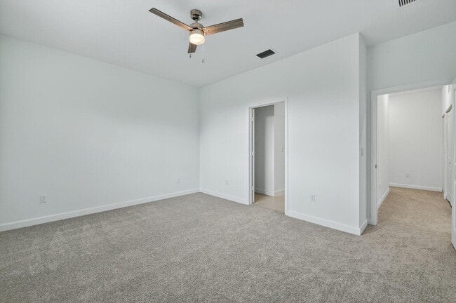 Building Photo - 307 SE Crossoak Ln