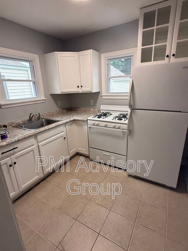 Building Photo - 608 SW Medford Ave
