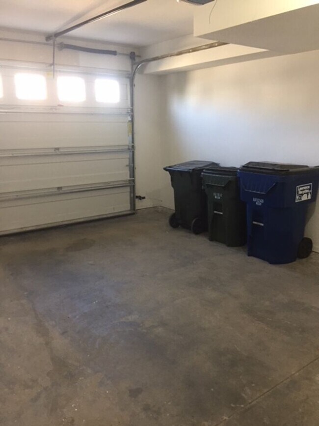 Building Photo - Amazing 4 x 3.5 home by Clinton Lake