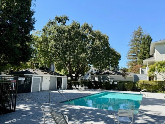 Building Photo - Wonderful 2 story condo in Ashford Ct-Deta...