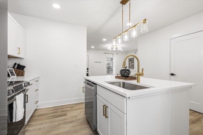 Building Photo - 643 W 8th Ave