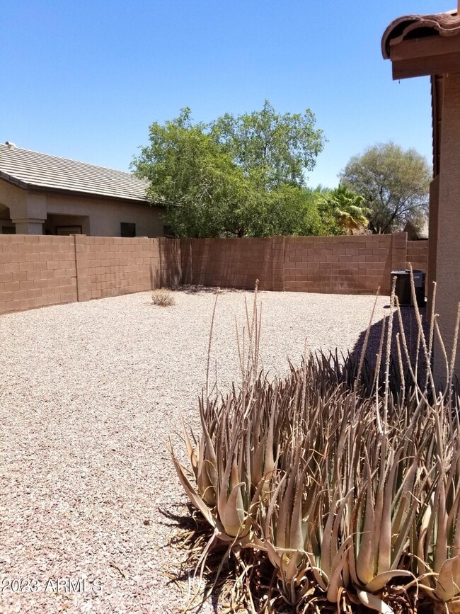 Building Photo - 712 E Marigold Pl