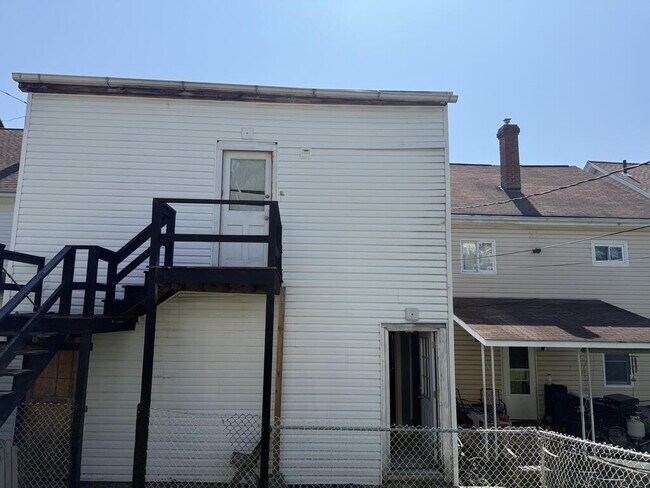 Building Photo - 310 Spruce Ave