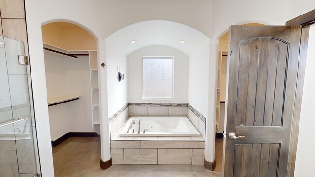 Building Photo - Partially Furnished Home