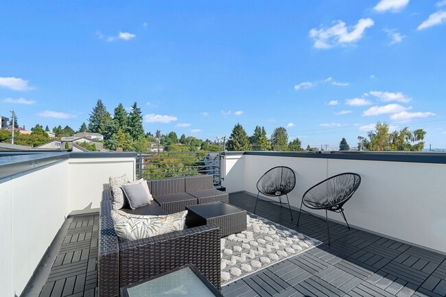 Building Photo - Modern 2bd/2ba Townhome with Rooftop & Par...