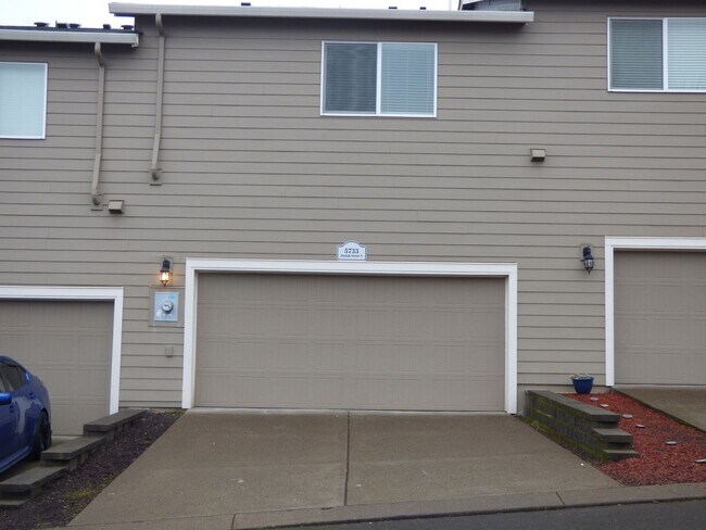 Building Photo - 3 Bed 2.5 Bath townhome off Liberty Rd!