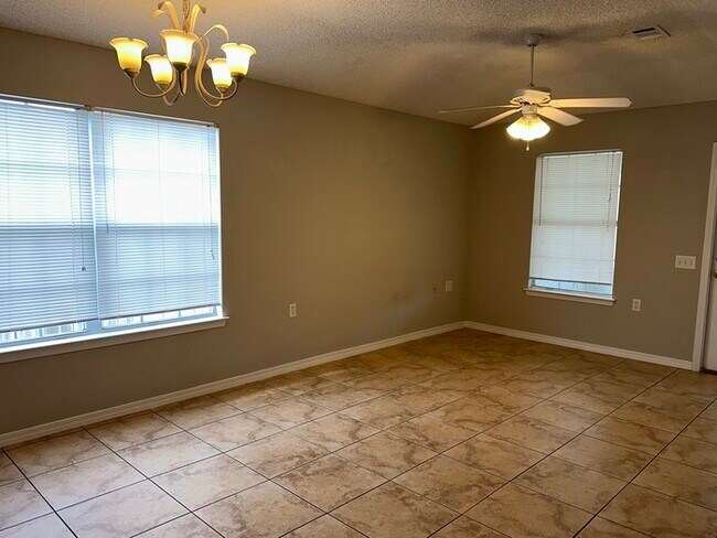 Building Photo - Cute 2/2 with garage and a nice size Flori...