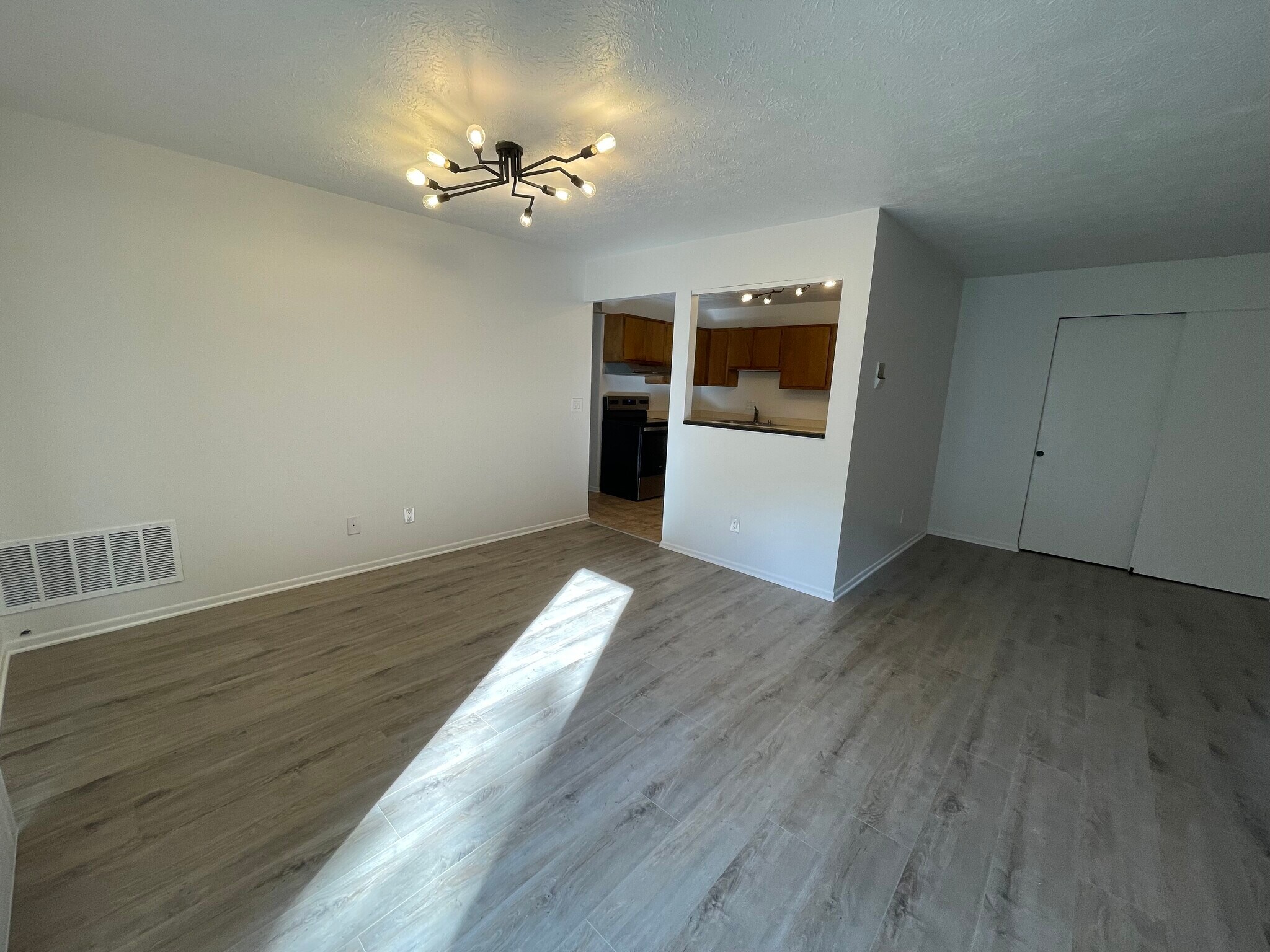 Building Photo - 7214 Creekview Dr