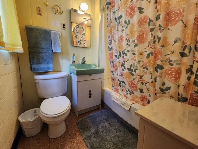 Building Photo - SKI LEASE: Close to Bus Line, Full Kitchen, 2 Living Areas