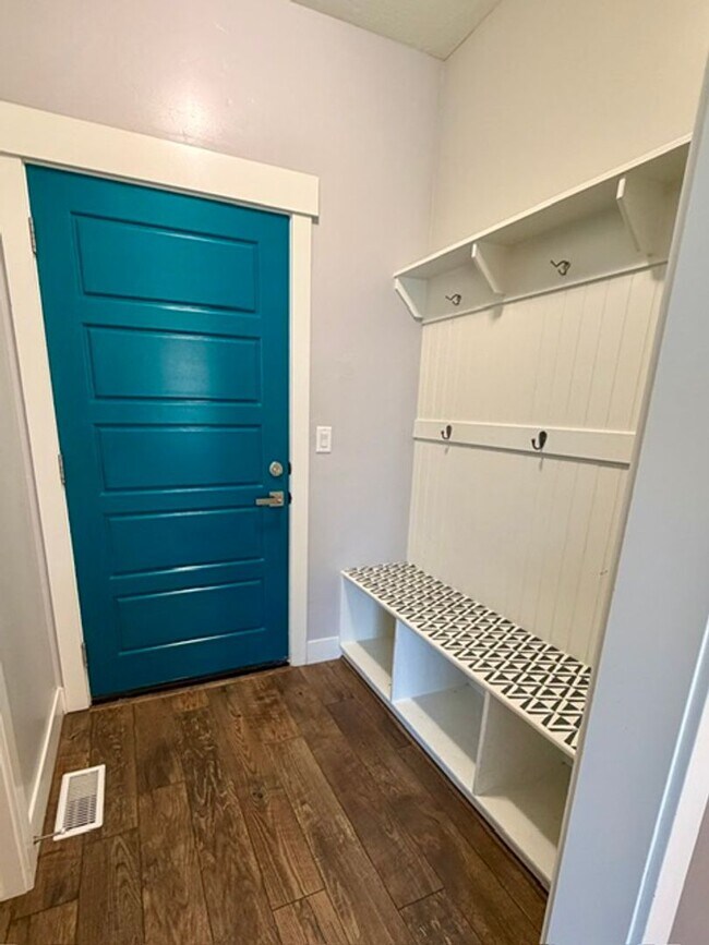 Building Photo - PRIMARY SUITE ON MAIN in a Beautiful Herriman House