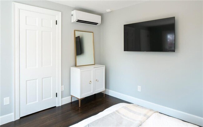 Building Photo - 118 Ruggles Ave