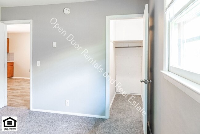 Building Photo - 2 Bedroom duplex available now!