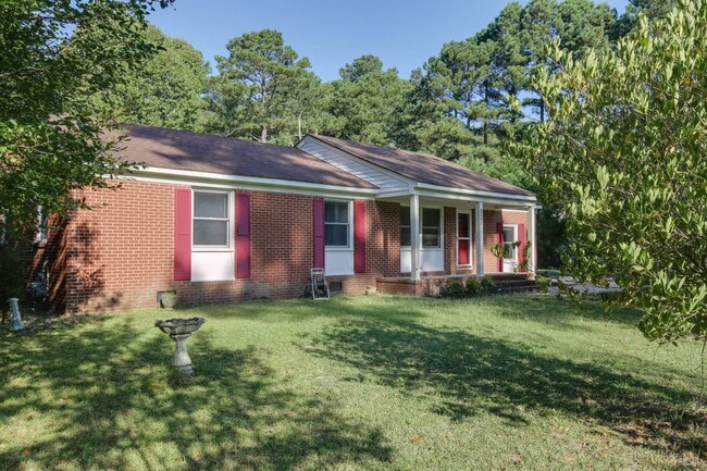 Building Photo - Welcome to Yorktown with a charming rural feel!