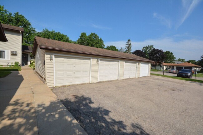 Building Photo - Great pet friendly townhome with private p...