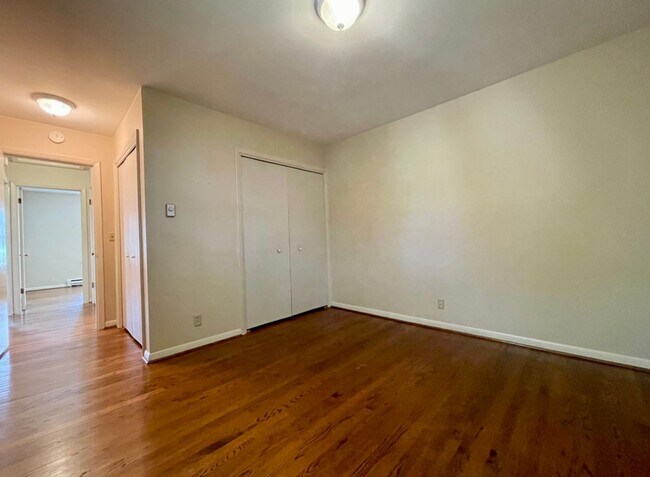 Building Photo - Stunning Two-bedroom In SW Portland~ Great...