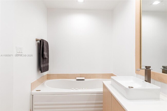 Building Photo - 300 South Pointe Dr