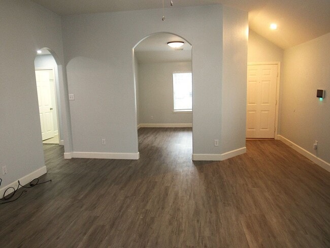 Building Photo - Conveniently located 3/2 home close to Spr...