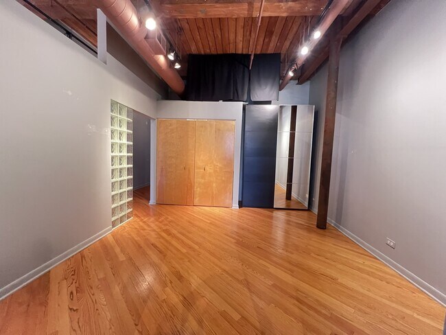 Building Photo - 1000 W Washington Blvd