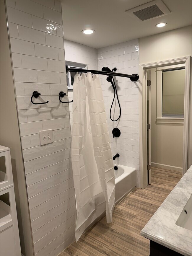 Building Photo - 1612 N Star Ave