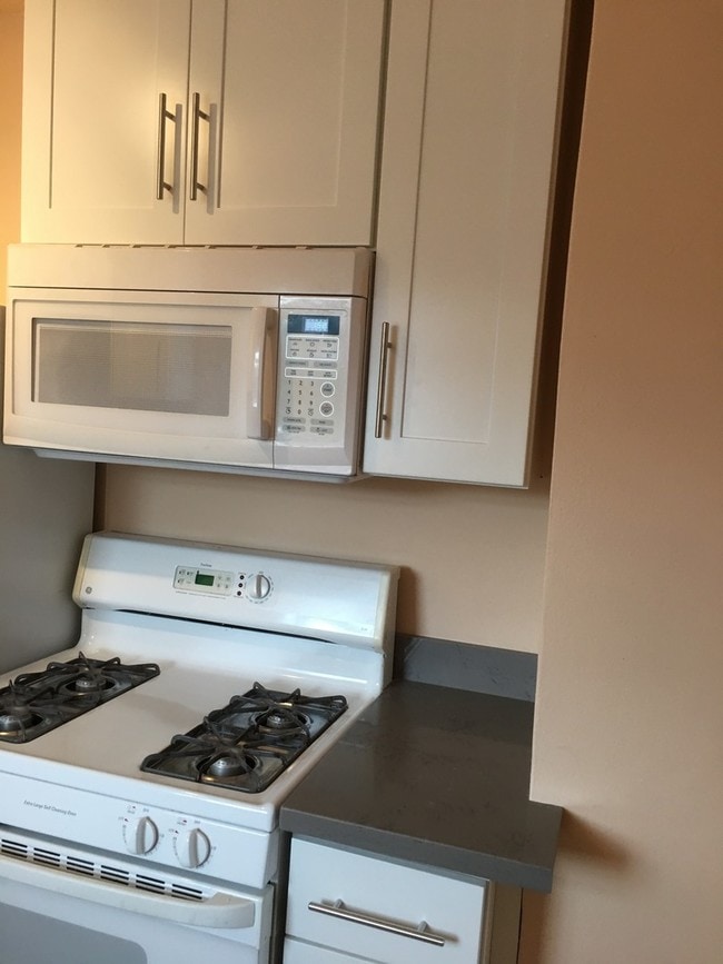 Building Photo - Super Cute & Renovated 3-Bedroom Cottage i...