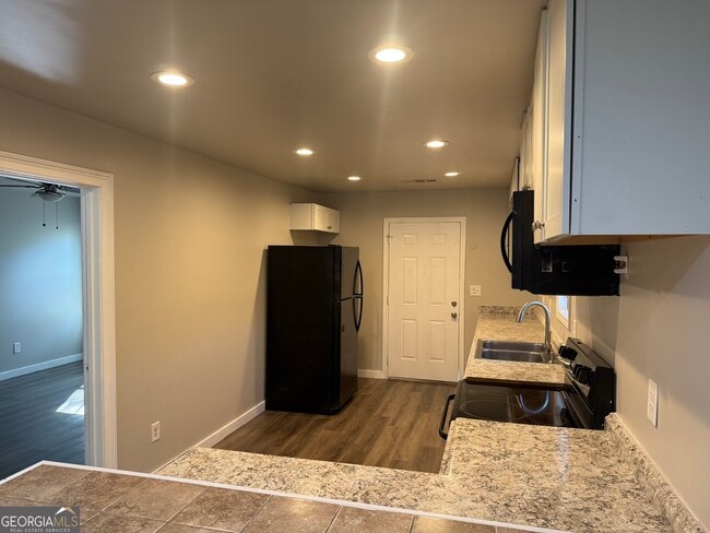 Building Photo - 324 Adams St