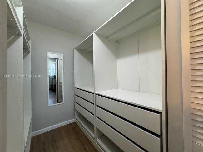 Building Photo - 7125 Bay Dr