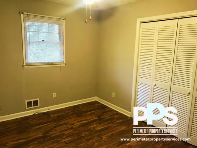 Building Photo - 6999 Knollwood Dr
