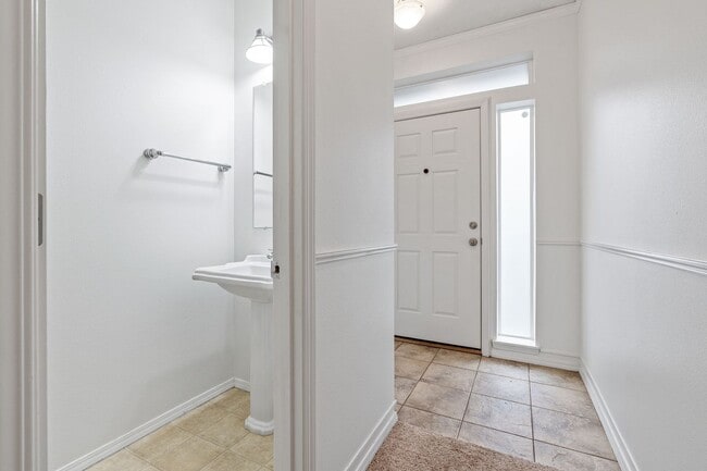 Building Photo - Beautiful Townhome in the Highly Desirable Oak Hills community!