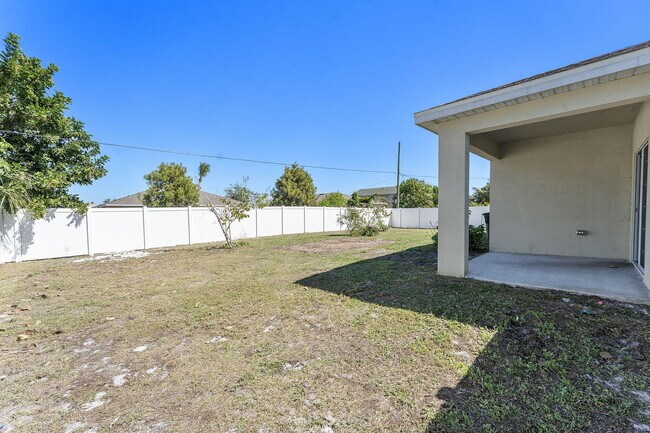 Building Photo - 357 SE Oakridge Dr