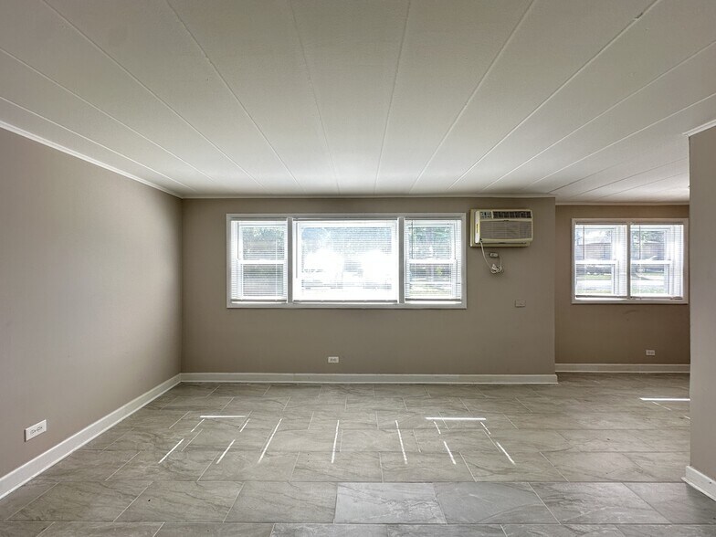 Building Photo - 9630 Ivanhoe Ave