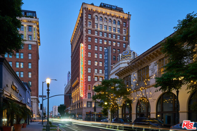 Building Photo - 1050 S Grand Ave