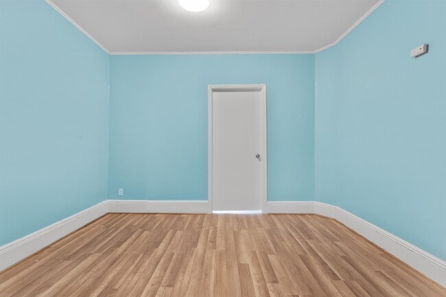 Building Photo - 122 Mallory Ave