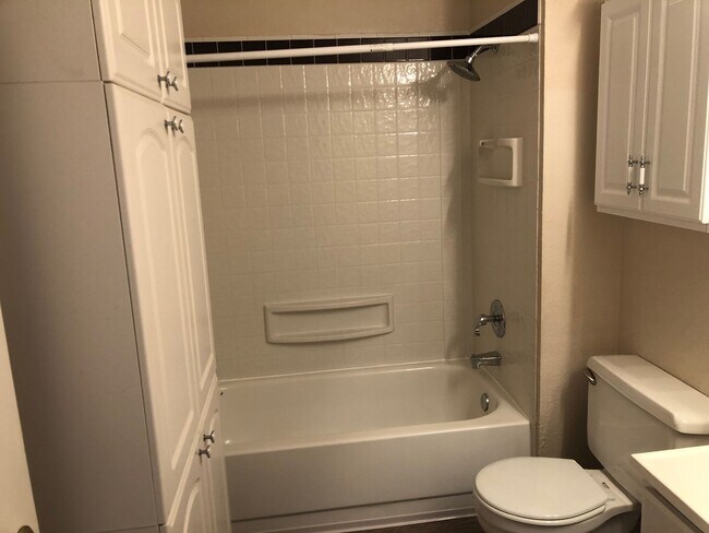 Building Photo - 3 bedroom 2 bathroom house in Thurston hills!