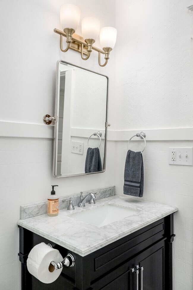 Building Photo - 227 Kershaw St NE