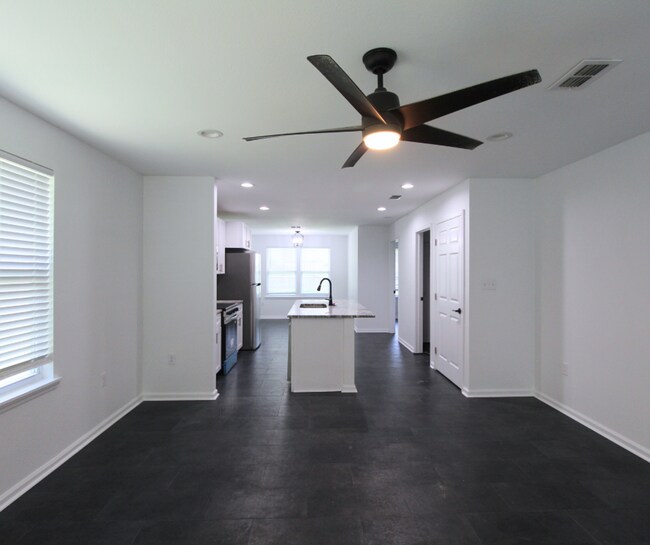 Building Photo - 3 Bedroom Home in Wakulla Gardens Available Now