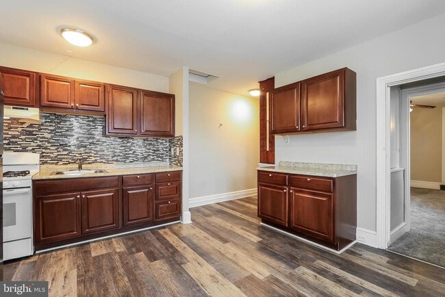 Building Photo - 212 E Broad St