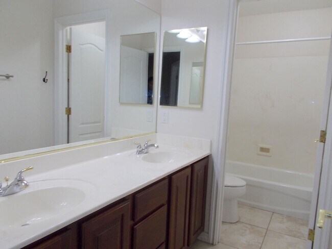 Building Photo - Beautiful 4BR Home with Pool, Loft, and 3-...