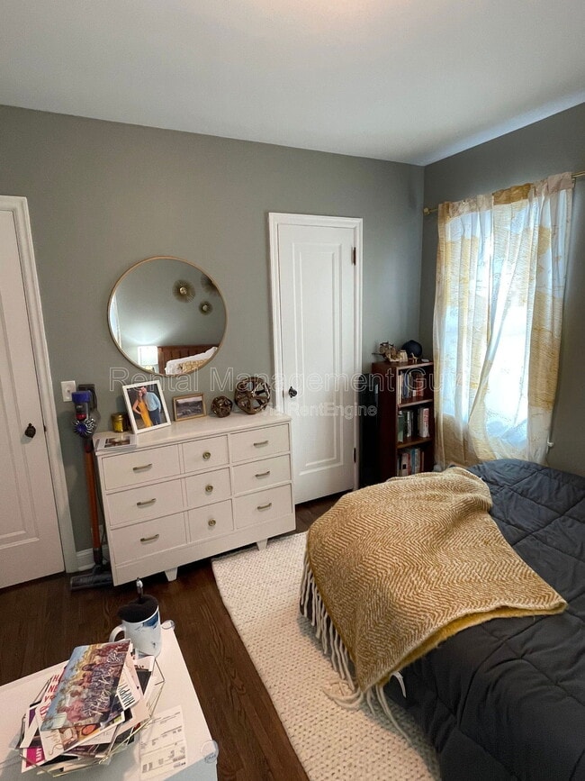 Building Photo - 4119 N Sheridan Ave